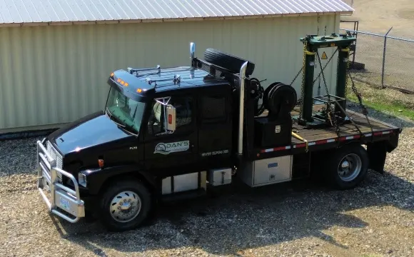 Jack truck supporting wellhead work